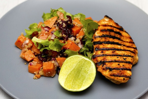 Almoço saudável para crianças frango grelhado com quinoa