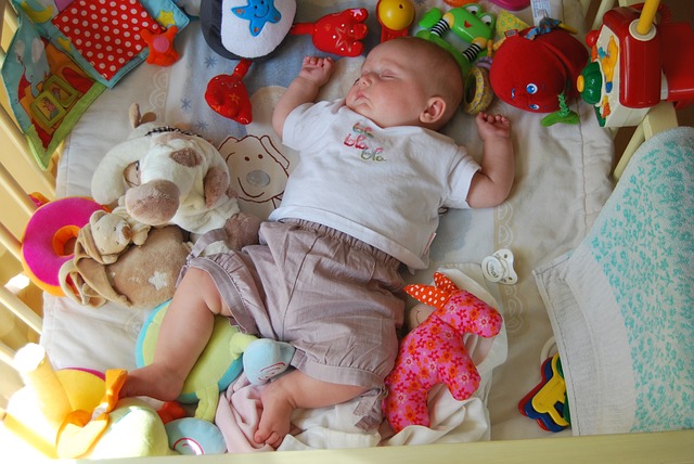 Bebé a dormir com brinquedos