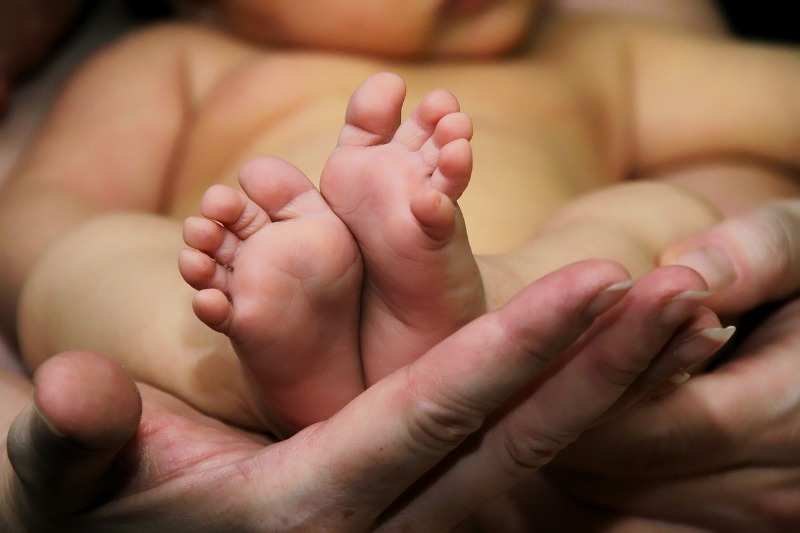 Os pés de um recém-nascido não são iguais aos de um adulto.