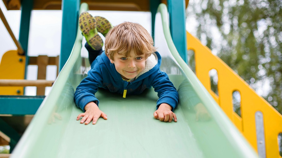 Como escolher um escorrega infantil
