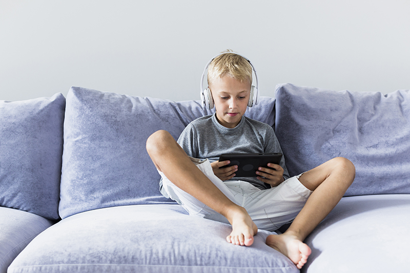 Menino com tablet
