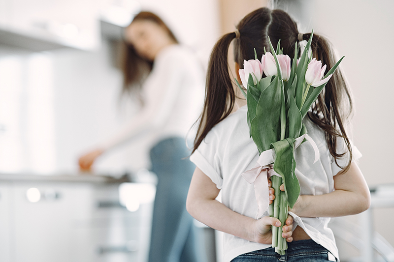 Menina e tulipas