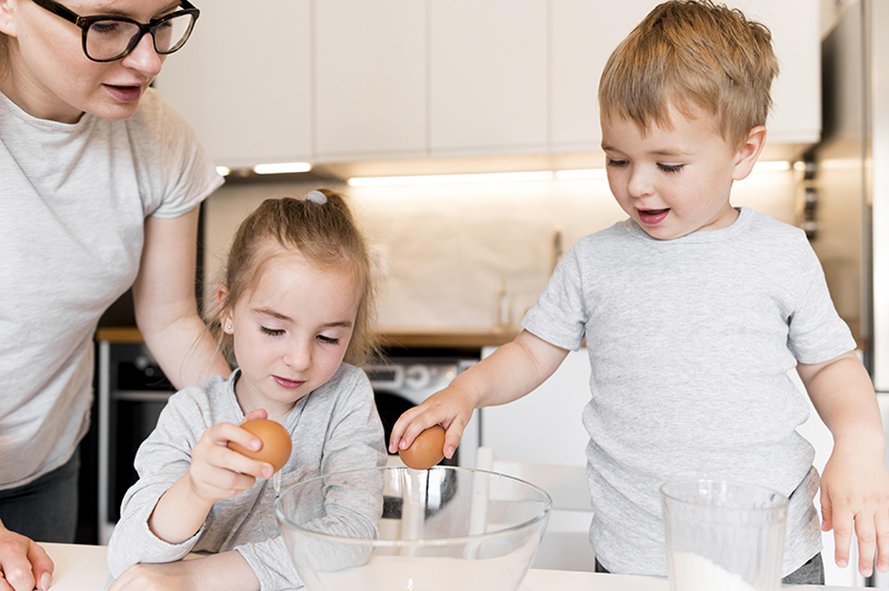 Criança e menino na cozinha