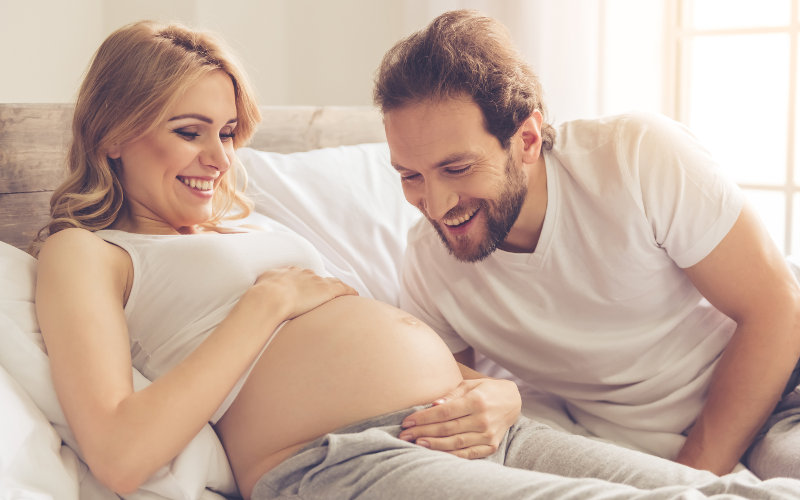 Mãe grávida com o pai